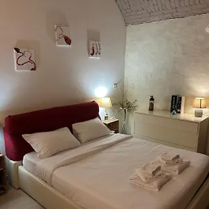 https://la-cantinetta-di-milano-the-wine-cave-in-milan.italymilanhotels.net