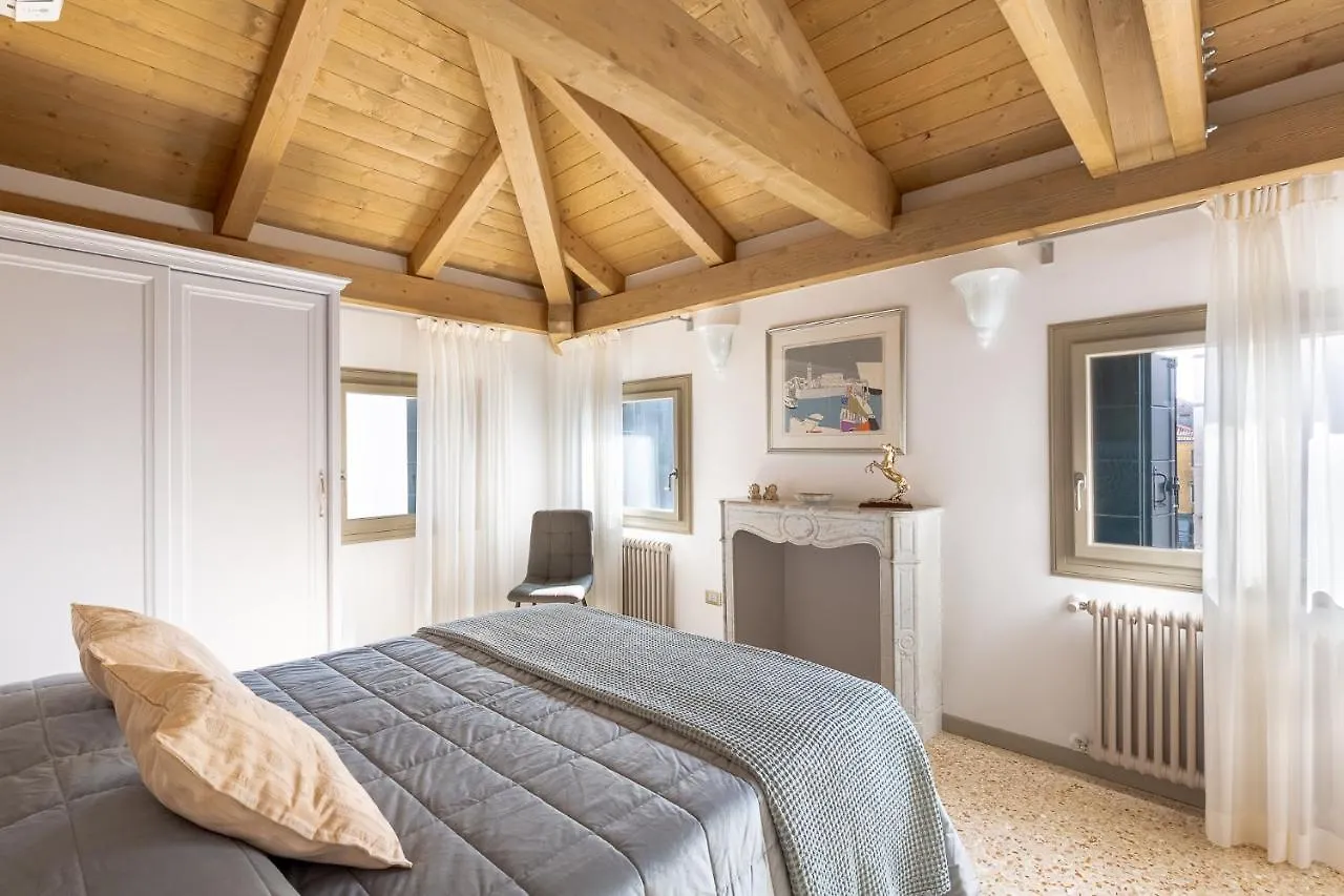 Ca' Cappello Venice Apartment 2 With Canal View